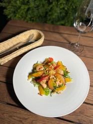 Салат с креветками и сладким чили