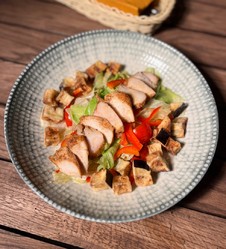 Салат с хрустящим баклажаном курицей и соусом Ла Дольче