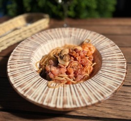 Спагетти с креветками беконом и грибами